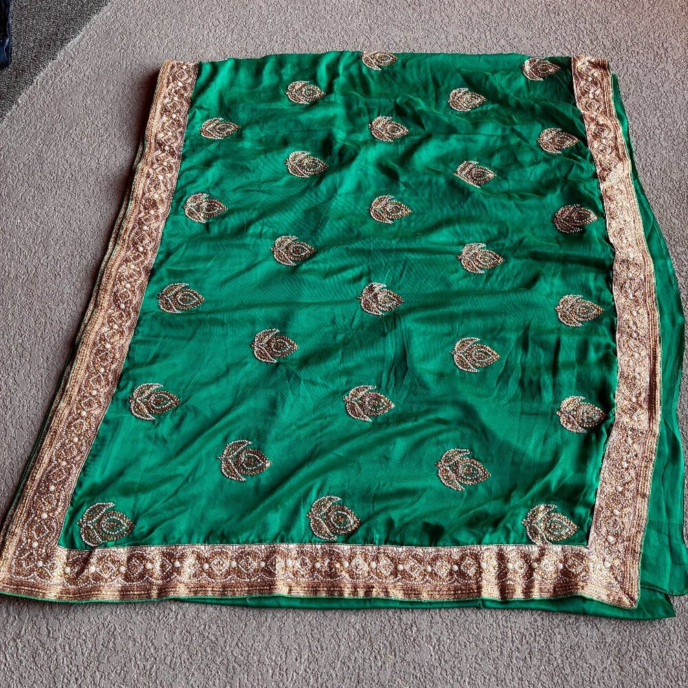 BEAUTIFUL GREEN SILK SARI WITH GOLD TRIM